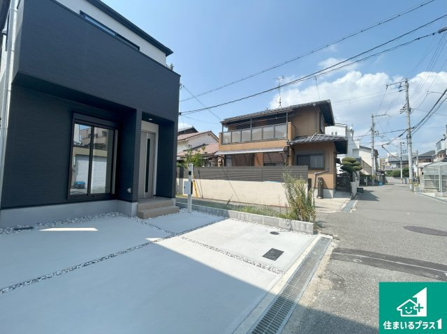 豊中市服部寿町　第1期　新築一戸建ての前面道路含む現地写真|周辺は閑静な住宅街！前面道路広々で車の出し入れも便利です。駐車が苦手な方でも安心して車庫入れできます！
