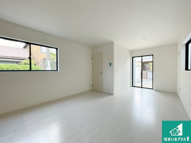 豊中市服部寿町　第1期　新築一戸建ての居間・リビング|日当たり良好の明るいリビングで朝の目覚めもスッキリできそう！対面キッチンでご家族のコミュニケーションも自然と増える設計！小さなお子様が遊ぶスペースを作っても広々とくつろげるLDK！