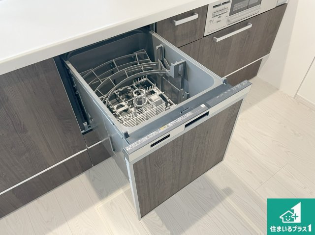 豊中市服部寿町　第1期　新築一戸建ての設備|食事後の一仕事、食器洗いをボタン一つでお任せできちゃいます！場所を取らないビルトイン式なので、お料理スペースもしっかり確保！