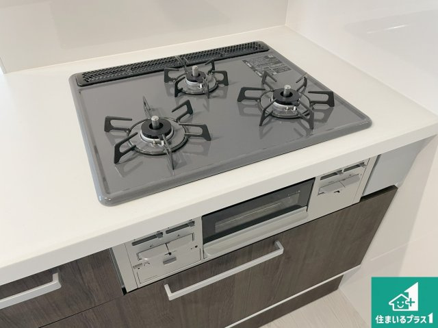 豊中市服部寿町　第1期　新築一戸建ての設備|ダブル高火力Ｓｉセンサー付きコンロ！３口あるので、まとめて料理をする時も大活躍！