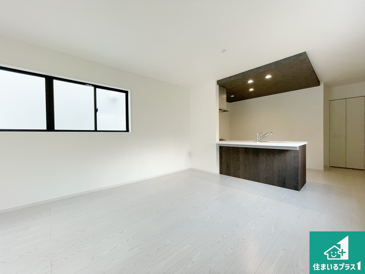 豊中市服部寿町　第1期　新築一戸建ての居間・リビング|子供を見守りながらお料理が出来るため家族のコミュニケーションか増えます♪スペースが広く確保されている為お子様が大きくなったときは一緒に料理を楽しめます♪