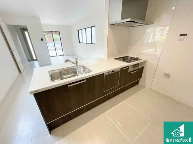 豊中市服部寿町　第1期　新築一戸建てのキッチン|リビングと統一感があり、使い勝手のいいキッチン。広々としているので、二人並んで作業が出来ちゃいます。お子様と一緒に色々なお料理に挑戦できるスペースがあります。