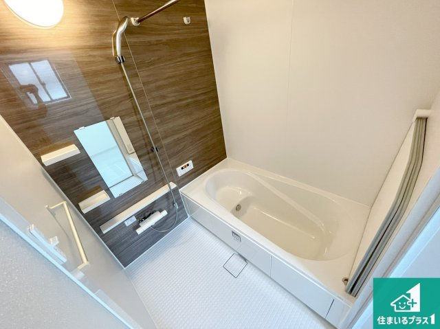 豊中市服部寿町　第1期　新築一戸建ての浴室|足をゆったり伸ばして寛げる浴槽です。窓が設けられていますので差し込む光が明るく穏やかな雰囲気にしてくれます♪浴室乾燥機も設置しているので、雨の日の洗濯物も安心です♪