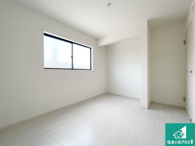 豊中市服部寿町　第1期　新築一戸建ての洋室|寝室は心地よい眠りについてもらいたくて、シンプルかつ開放的な空間な設計にしています！大きな窓から差し込む日が心地いいです♪