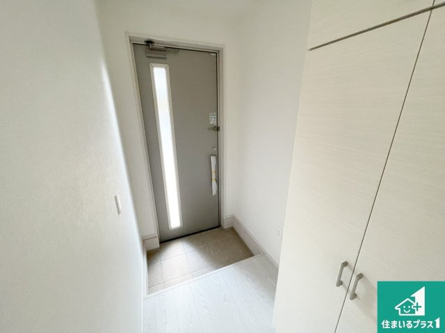 豊中市服部寿町　第1期　新築一戸建ての玄関|シューズボックスにはたくさんの靴が収納できるので玄関周りはいつもスッキリ！ご家族が増えても安心！