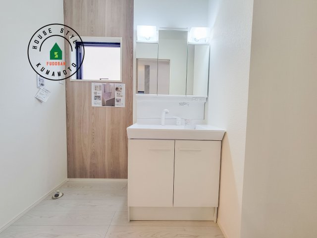 合志市幾久富第5-2棟（2号棟）　の独立洗面台|毎日使うものだから清潔な空間を保ちたい水回り。洗面にはそんな願いを解消させてくれる収納アイデアが満載です。三面鏡の裏側にはキャビネットが現れ小物から背の高い物まで収納できます。