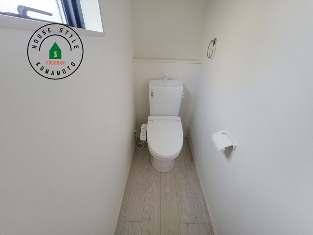 合志市幾久富第5-2棟（2号棟）　のトイレ|温水洗浄便座を完備しております。2ヶ所にトイレがあるのは朝の慌ただしい時間も安心です。