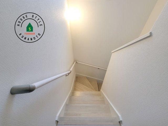 合志市幾久富第5-2棟（2号棟）　の内装|＜手すり付階段＞手すりがないと階段の昇り降りで危険なことはもちろん、壁に手をつきながら歩くことで壁紙が汚れやすくなります。すべての方に快適に昇り降りしていただくため、手すりを設置しました。