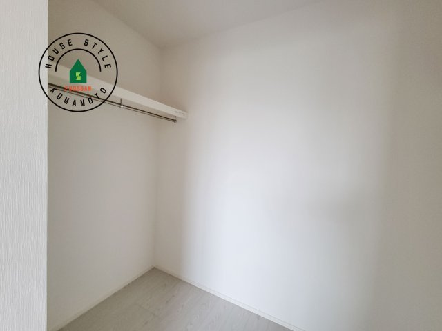 合志市幾久富第5-2棟（2号棟）　の収納|洋服や大きな荷物が多い方や人数の多いご家族などは、一般的なクローゼットよりもウォークインクローゼットのほうが使い勝手が良いです。