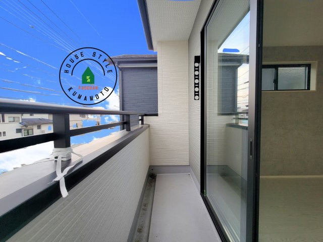 合志市幾久富第5-2棟（2号棟）　のバルコニー|風をしっかりと感じられるバルコニーでは、毎日が洗濯日和です。広々としているので洗濯も楽しくなるでしょうし、気分転換にバルコニーからの眺めを楽しむのもいいでしょう。