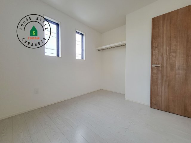 合志市幾久富第5-2棟（2号棟）　の洋室|柔らかい陽光が差し込む明るいお部屋を演出する設計。彩光の取れる窓が気持ちの良いお部屋を創り上げます。