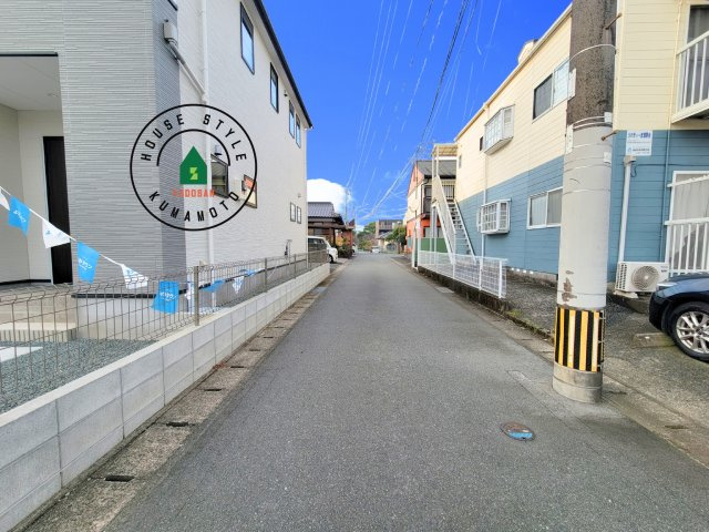 合志市幾久富第5-2棟（2号棟）　の前面道路含む現地写真|前面道路は閑静な住宅地をはしる車通りの少ない道路。お車の出し入れが苦手なママや小さなお子様にも安心ですね。しっかり舗装もされているので、ベビーカーや自転車で通っても快適に通行できます。