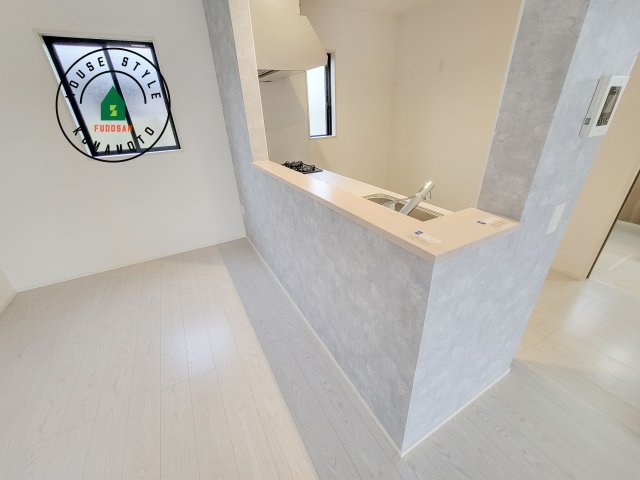 合志市幾久富第5-2棟（2号棟）　のダイニング|キッチンから立ち込める香りが今日の料理を期待させます。