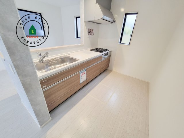 合志市幾久富第5-2棟（2号棟）　のキッチン|ダイニングテーブルへの配膳がラクラク、お料理はかどるカウンター付きシステムキッチン！