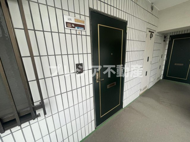 ロイヤルハイツ甲子園口の玄関