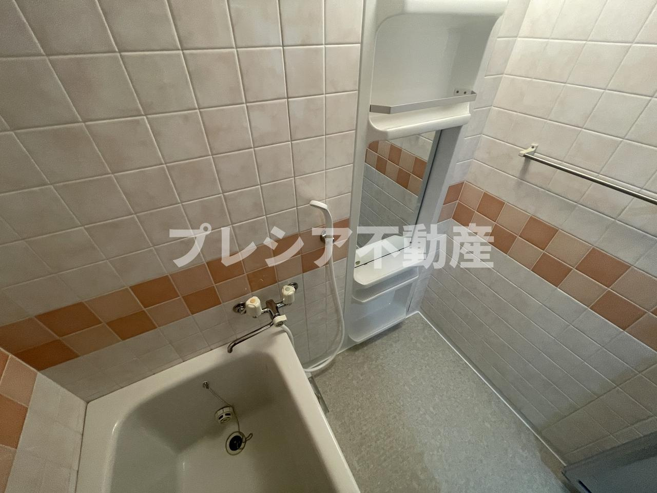 ロイヤルハイツ甲子園口の浴室