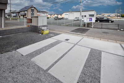 【駐車場】 | タクトホーム　太田市龍舞町6期6棟　1号棟 | 並列駐車可能なカースペースです！お客様も遊びに来やすいですね♪