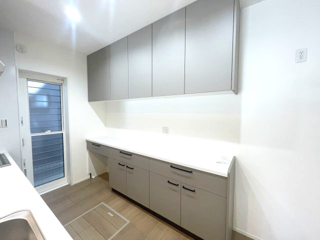 廿日市市大野字鯛ノ原　№35622のその他|キッチンと同色の
カップボード付き