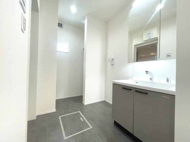 廿日市市大野字鯛ノ原　№35622の独立洗面台|白とグレーを基調とした
モダンでおしゃれな空間です。