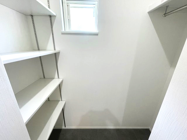 廿日市市大野字鯛ノ原　№35622の収納|洗面ルーム奥には
便利なリネン収納があります。