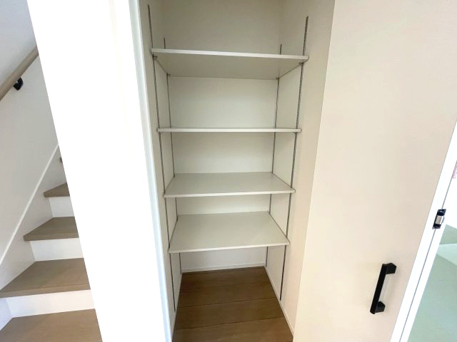廿日市市大野字鯛ノ原　№35622の収納|階段横収納