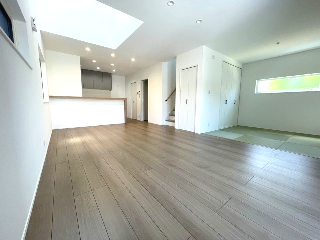 廿日市市大野字鯛ノ原　№35622の居間・リビング|広々22.5ＬＤＫ
吹き抜けダイニングにより
開放感ある空間です。