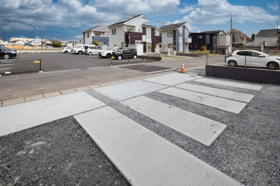 【駐車場】 | タクトホーム　太田市龍舞町6期6棟　2号棟 | 並列駐車可能なカースペースです！お客様も遊びに来やすいですね♪