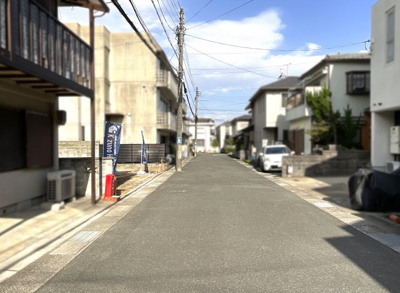 【前面道路含む現地写真】 | 長岡京市西の京　注文住宅　建築条件なしの土地 | 前道約6.0ｍあり間口も広く並列で駐車2台がとれますヽ(^。^)ノ徒歩1０分以内に生活に必要な商業施設が点在しています。阪急『西向日駅』まで徒歩15分の便利な立地です！
