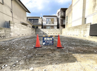 【外観】 | 長岡京市西の京　注文住宅　建築条件なしの土地 | 現地に立っている幟《キズナホーム》のお店です（＾◇＾）お問合せはお気軽にどうぞ！