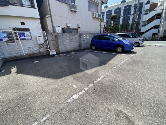 アルベージュ八戸ノ里1番館の駐車場