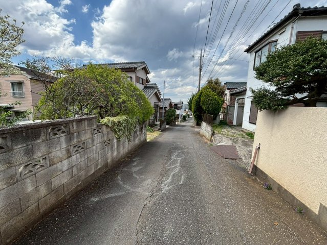 日高市中鹿山　建築条件なし売地　「高麗川駅」徒歩15分　敷地29坪　の前面道路含む現地写真