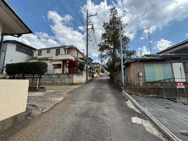 日高市中鹿山　建築条件なし売地　「高麗川駅」徒歩15分　敷地29坪　の前面道路含む現地写真