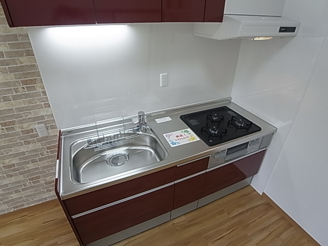 神戸市須磨区潮見台町５丁目の賃貸マンションのキッチン|システムキッチン（３口コンロ・グリル付）