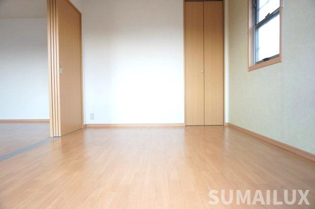 グリーンヒルズBの洋室