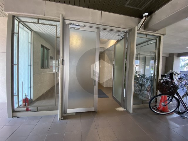 東大阪市西堤本通東２丁目の賃貸マンションのエントランス