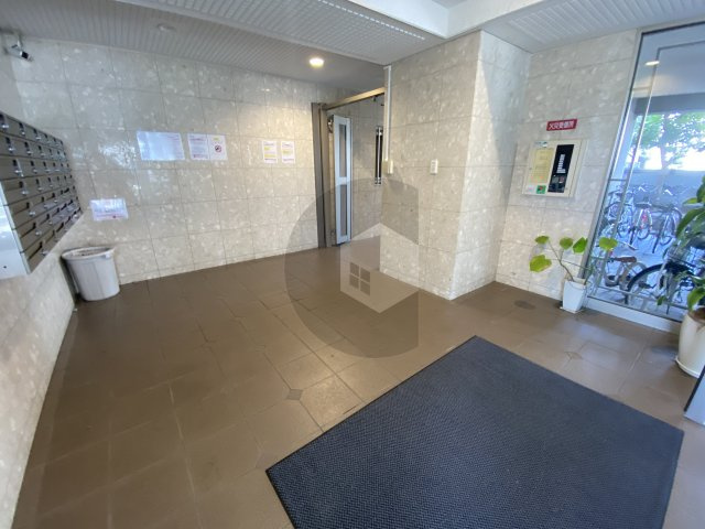 東大阪市西堤本通東２丁目の賃貸マンションのロビー