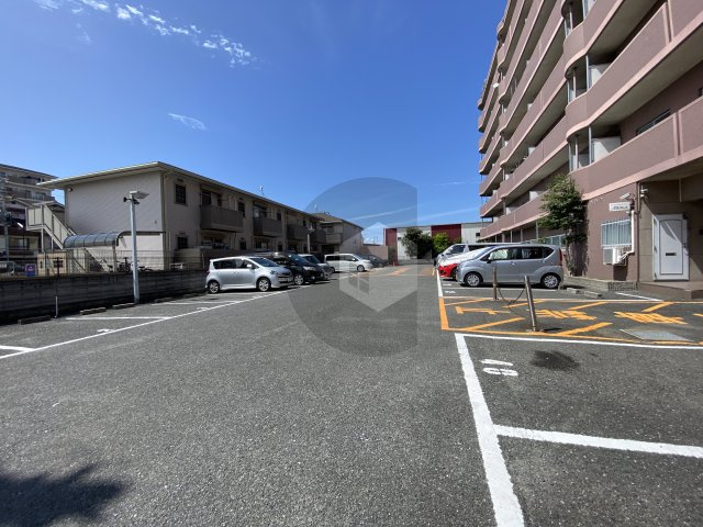 東大阪市西堤本通東２丁目の賃貸マンションの駐車場