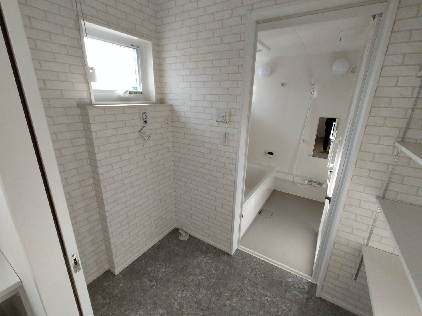 西条市小松町新屋敷1号地の洗面所