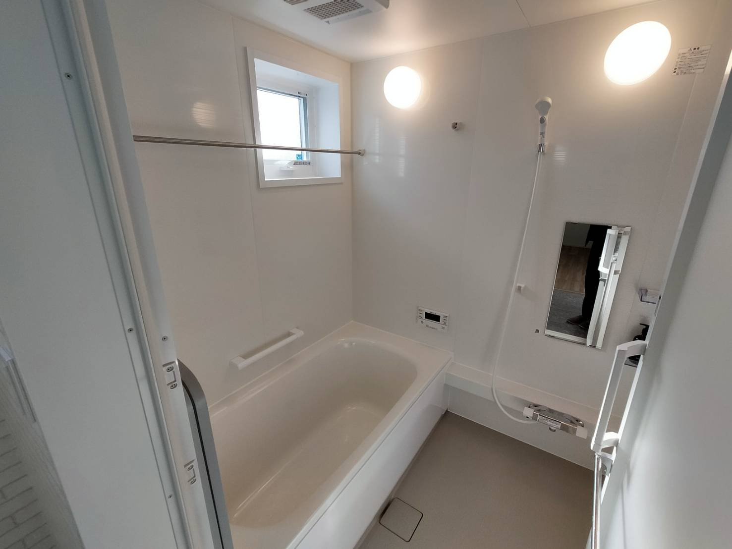 西条市小松町新屋敷1号地の浴室