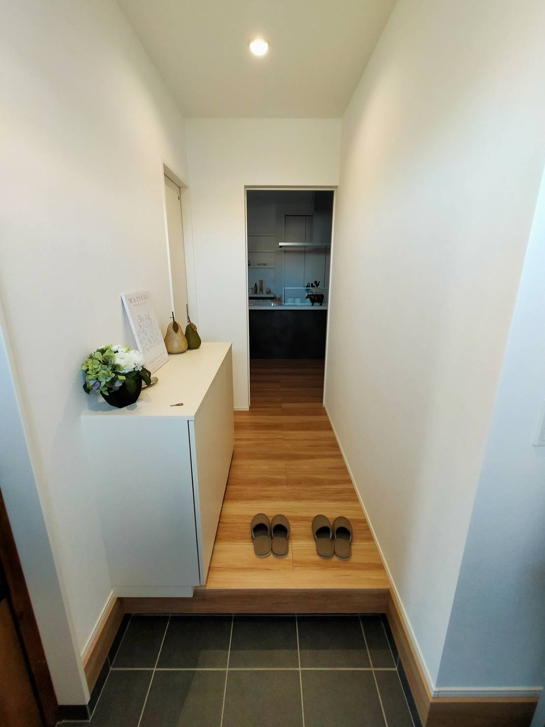 西条市小松町新屋敷1号地の玄関