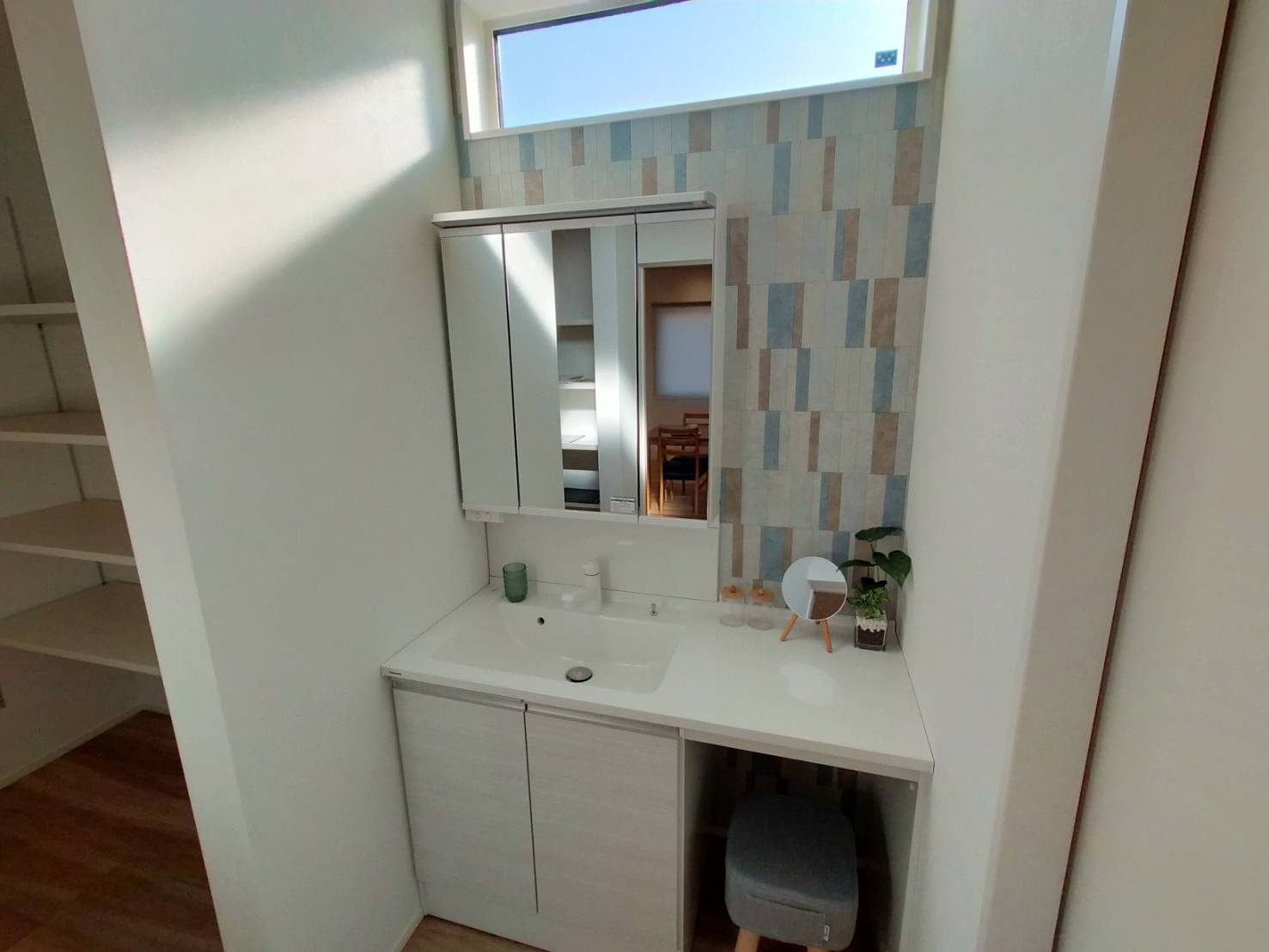 西条市小松町新屋敷1号地の独立洗面台