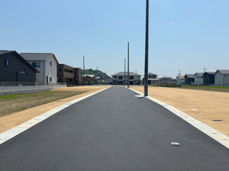 【前面道路含む現地写真】 | エコガーデン玉島上成　全7区画 | 団地内前面道路は幅員6ｍを確保し、車の運転やすれ違いも、ゆとりをもって行うことができます。