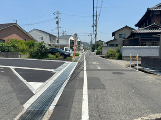 【前面道路含む現地写真】 | エコガーデン玉島上成　全7区画 | 南側進入路。幅員約4ｍ。