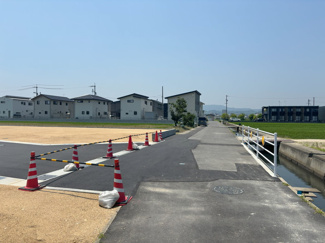 【前面道路含む現地写真】 | エコガーデン玉島上成　全7区画 | 北側進入路。幅員約4ｍ。