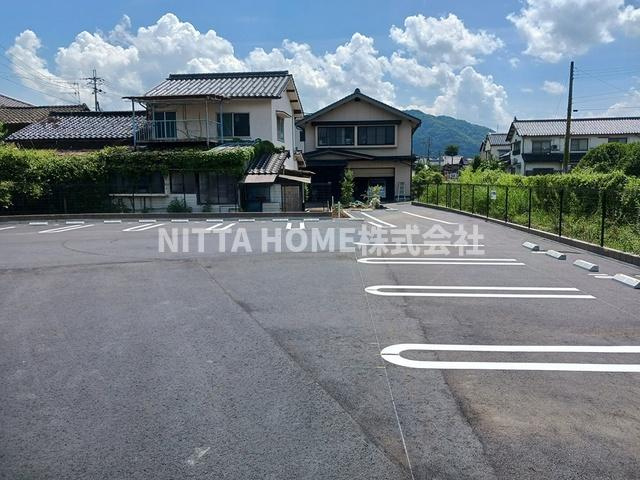 メゾン１２朝来の駐車場|敷地内に駐車場があります★