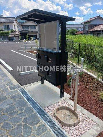 メゾン１２朝来のエントランス|不在時に便利な宅配BOX(*^^)v