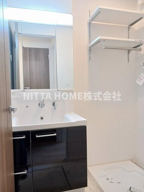 メゾン１２朝来の洗面所|三面鏡付き洗面台もありますよ◇
