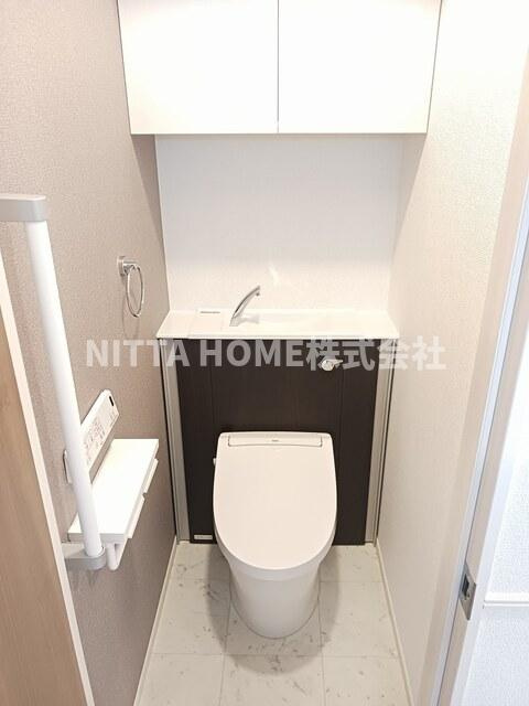 メゾン１２朝来のトイレ|タンクレストイレにはウォシュレット完備◎
