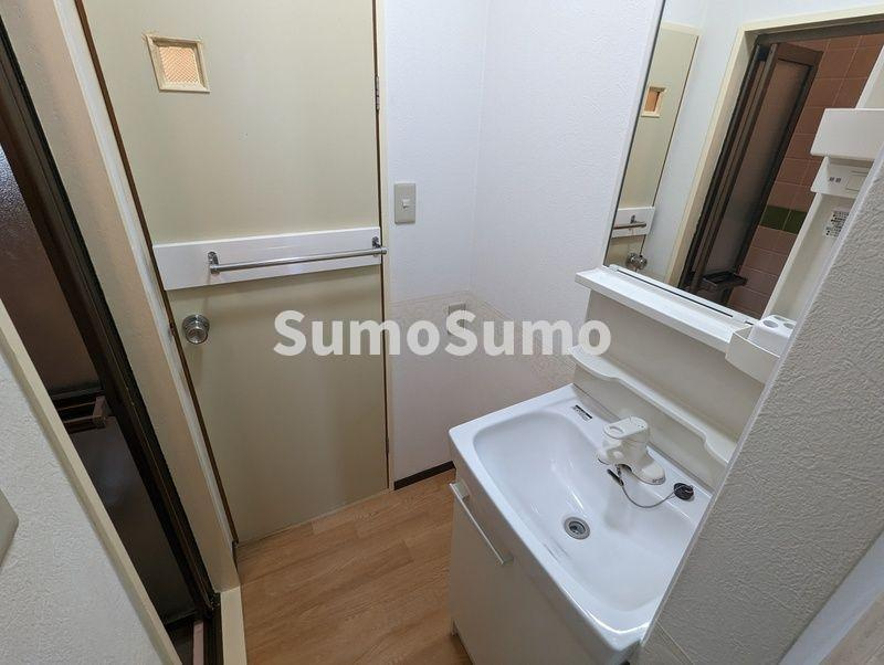 矢田貸家の洗面所|脱衣スペースもあります