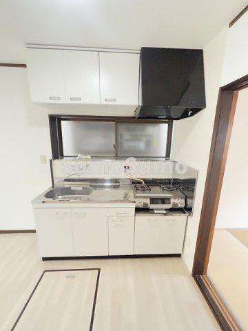 矢田貸家のキッチン|コンパクトなキッチンで掃除もラクラク